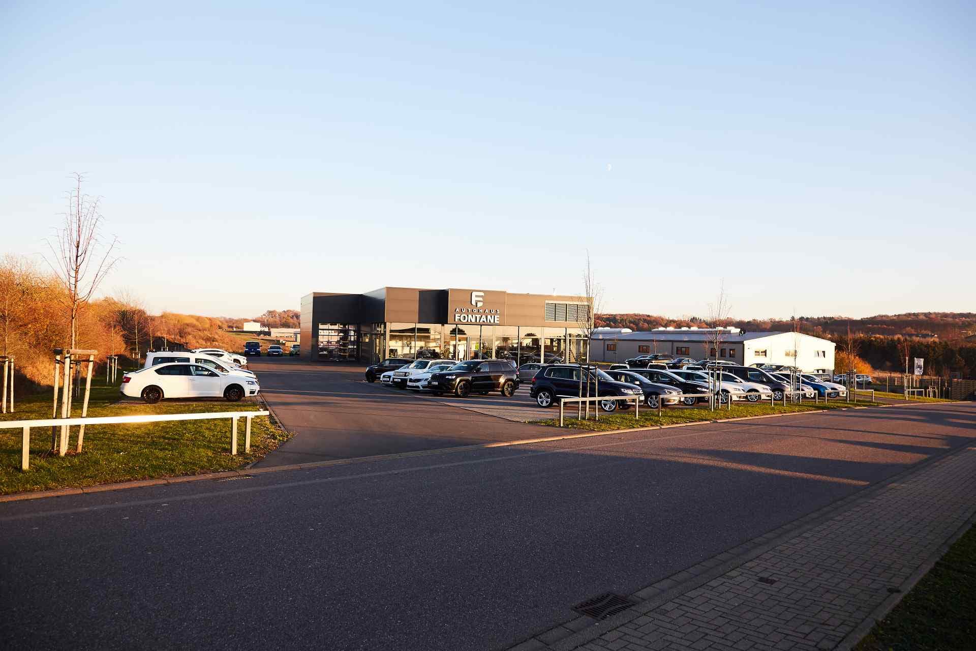 Autohaus Fontane seen from Daimlerstraße, the whole forecourt in view