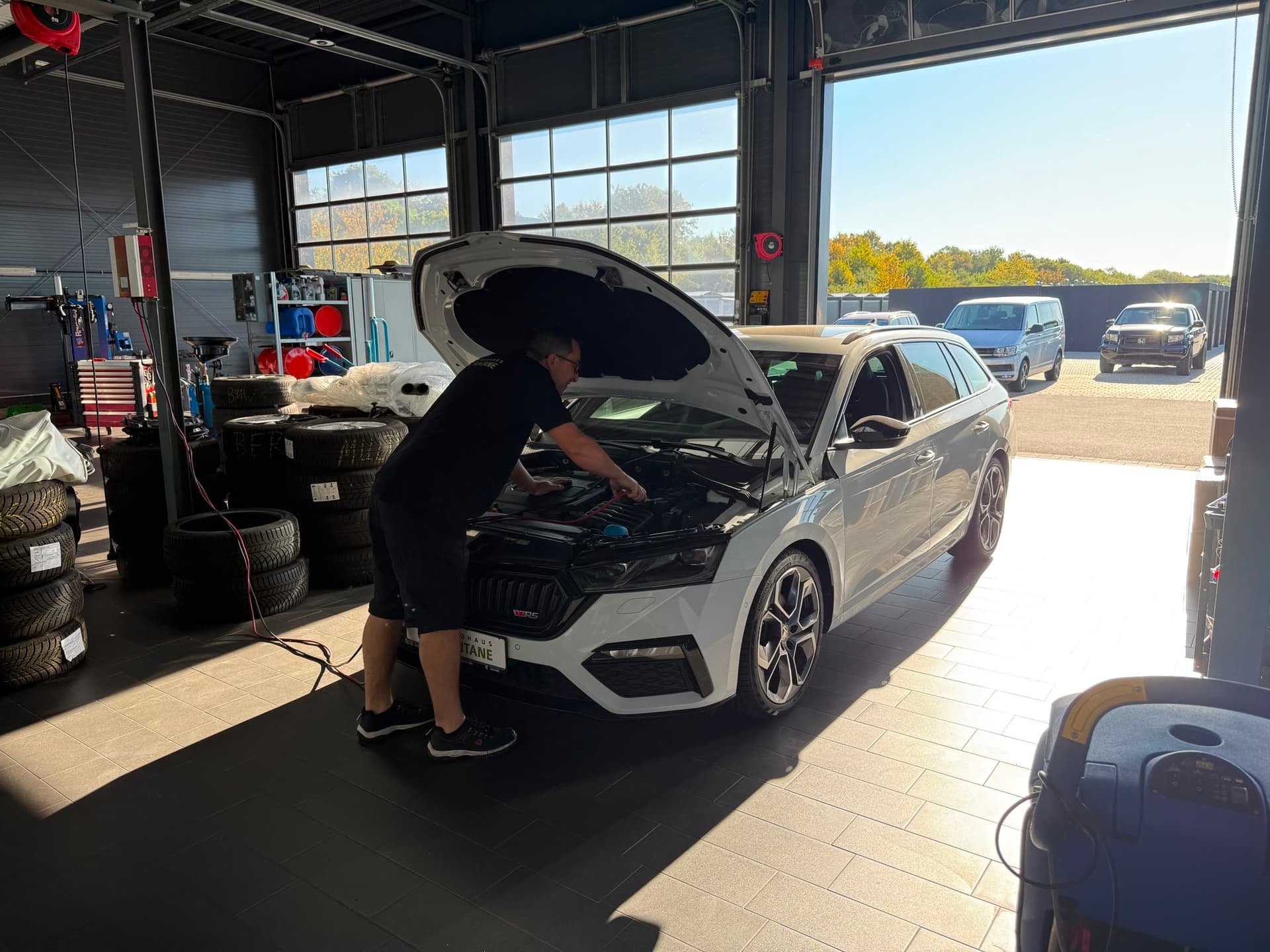 A technician working on an engine in the Autohaus Fontane workshop