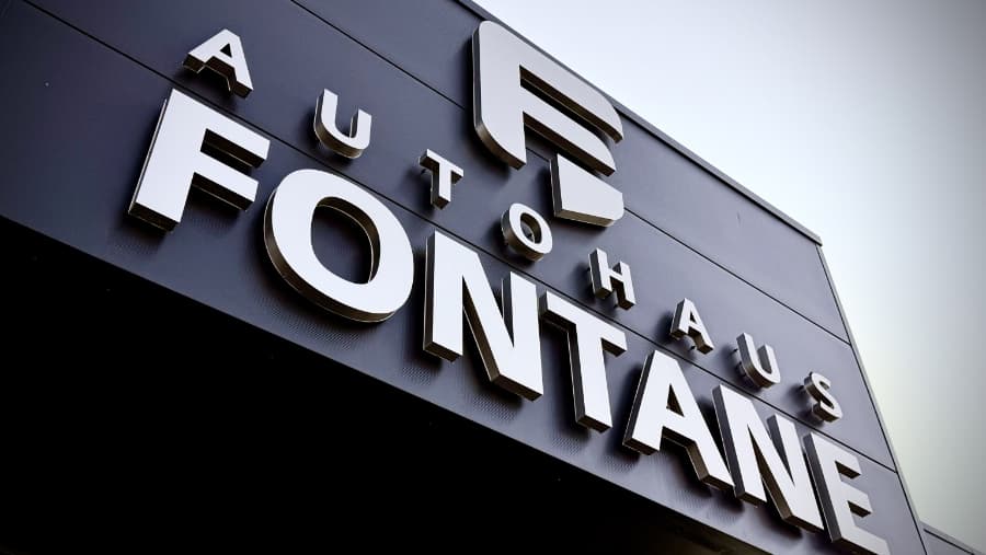 The illuminated Autohaus Fontane sign at dusk